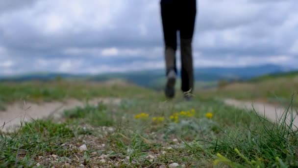 Турист в чоботях По дорозі на задньому плані красивий пейзаж . — стокове відео