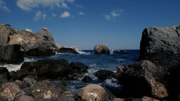 Hullámzó part, Óceán Gyönyörű hullám, A hullámok csodálatos ereje veszélyes sziklák felett tör szét. — Stock videók