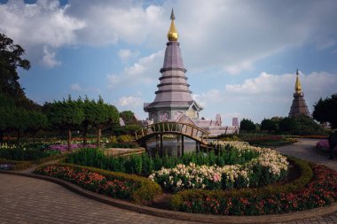 Güneşli bir günde Inthanon Dağı 'nda, Chiang Mai, Tayland' da, tapınak manzarası. Inthanon dağı Tayland 'ın en yüksek dağıdır..