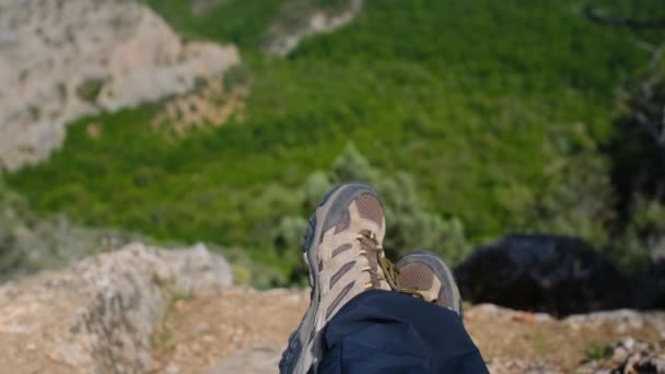 夏の時間の山の自然パノラマの風景 手前のトレッキングブーツ 休暇旅行の冒険を楽しむ — ストック動画