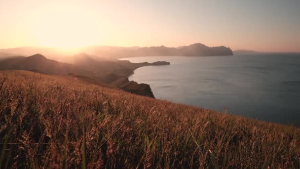 Gyönyörű Sziklák Napnyugtával Óceán Felett Távolban Gyönyörű Naplemente Tengerparton Csodálatos — Stock videók