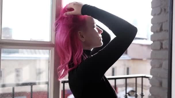 Mooie Jonge Vrouw Met Roze Haar Geniet Van Zonnige Ochtend — Stockvideo