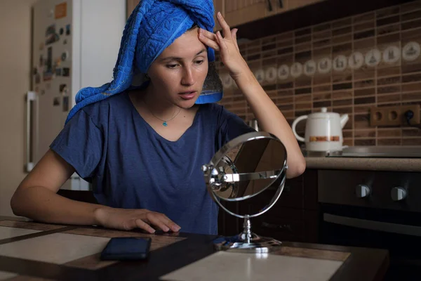 Hermosa Mujer Asiática Envuelta Toalla Azul Sentada Cocina Aplicando Crema Fotos De Stock