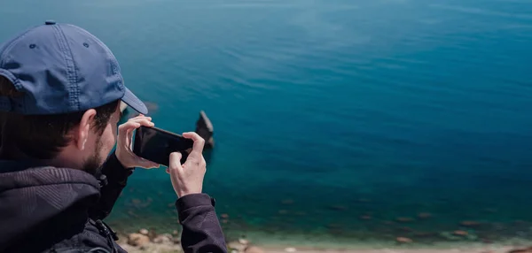 Turist Man Gör Foto Smartphone Otroligt Pittoresk Utsikt Från Klippa — Stockfoto