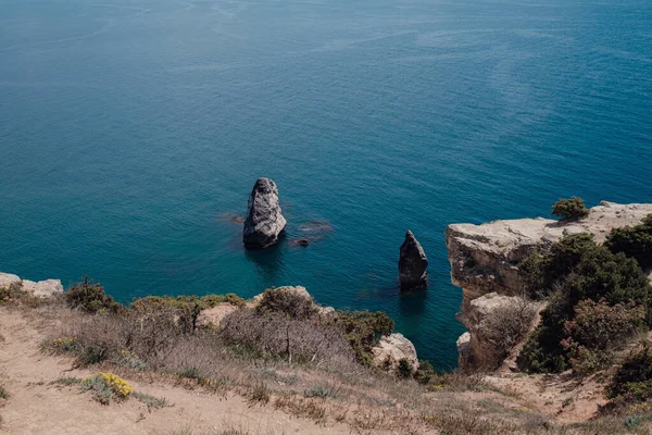 Piękny Widok Klifu Błękitne Morze Niesamowite Wybrzeże Wolnostojącymi Klifami Morzu — Zdjęcie stockowe