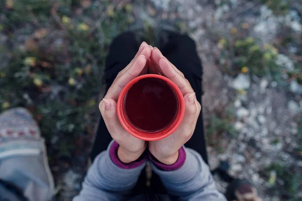 Turista Menina Segurando Uma Caneca Com Uma Bebida Quente Apreciando — Fotografia de Stock