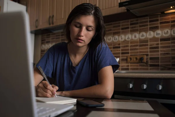 Grave Hermosa Joven Mujer Asiática Adulta Tomando Notas Mientras Está —  Fotos de Stock