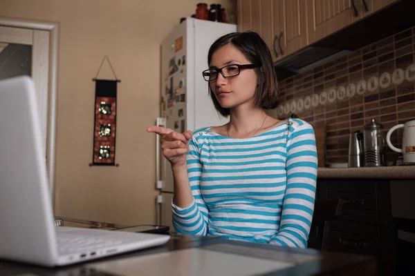 Mujer Joven Sentada Cocina Ver Webinar Escuchar Curso Línea Comunicarse — Foto de Stock