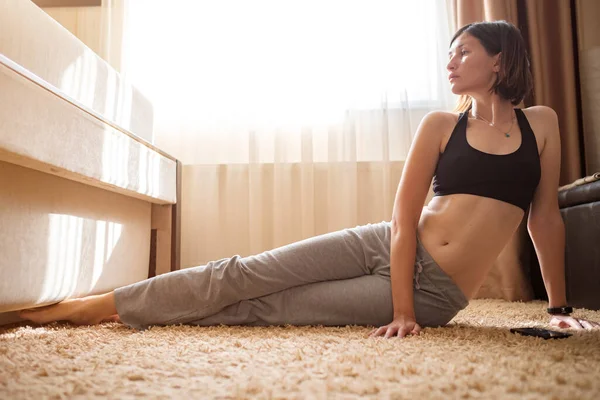Atractiva Joven Haciendo Yoga Estirando Yoga Línea Casa Autoaislamiento Beneficioso —  Fotos de Stock