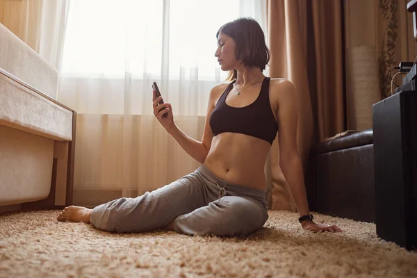 Atractiva Joven Haciendo Yoga Estirando Yoga Línea Casa Autoaislamiento Beneficioso —  Fotos de Stock