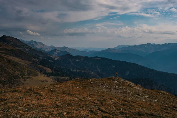 Sonbaharda Dağlarda Genç Erkek Hippinin Silueti Keşif Yolculuğu Konsepti Buzlu — Stok fotoğraf