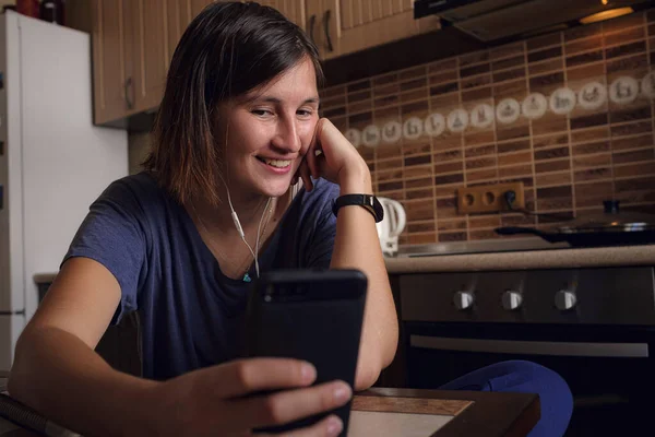 Mujer Feliz Usando Teléfono Móvil Para Videollamadas Amigos Padres Chica —  Fotos de Stock