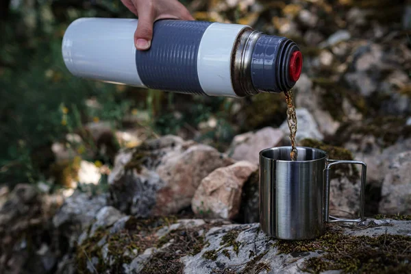 Una Taza Camping Una Mano Hembra Vierte Termo Naturaleza Idea —  Fotos de Stock