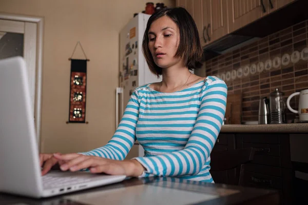 Een Jonge Vrouw Keuken Die Morgens Aan Een Laptop Werkt — Stockfoto