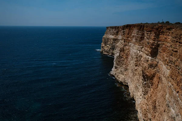 Чудове Видовище Скелі Блакитному Морі Неймовірне Узбережжя Прісними Скелями Морі — стокове фото
