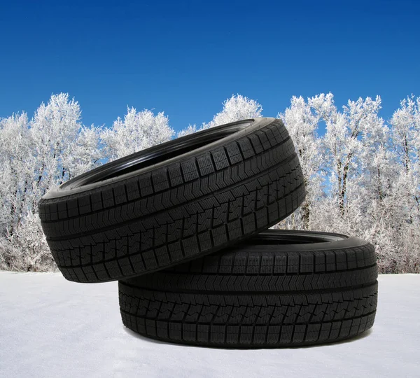 Banden voor auto op sneeuw — Stockfoto