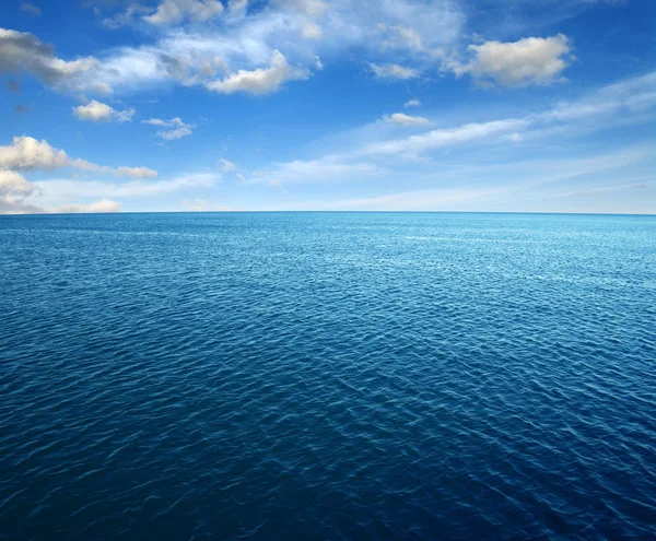Superficie blu dell'acqua di mare — Foto Stock