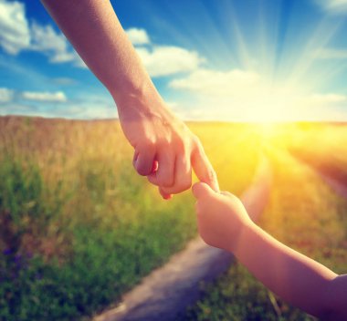  Anne-baba ve litlle çocuğun elleri 