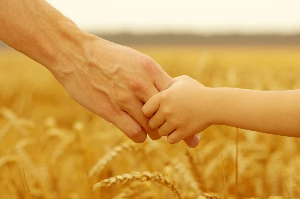 Händer till far och dotter — Stockfoto