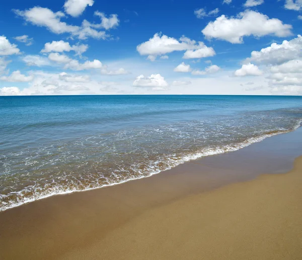 Praia e mar — Fotografia de Stock