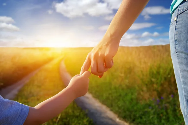 Händerna på barnets förälder och litlle — Stockfoto