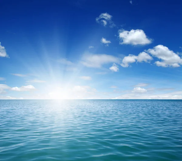 Mar azul y sol — Foto de Stock