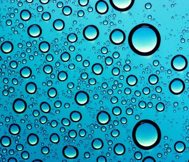  Su bardağa düşer.