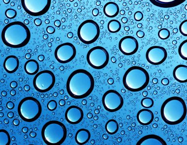  Su bardağa düşer.