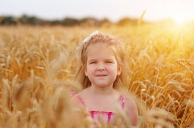 Bir buğday günbatımında gurl