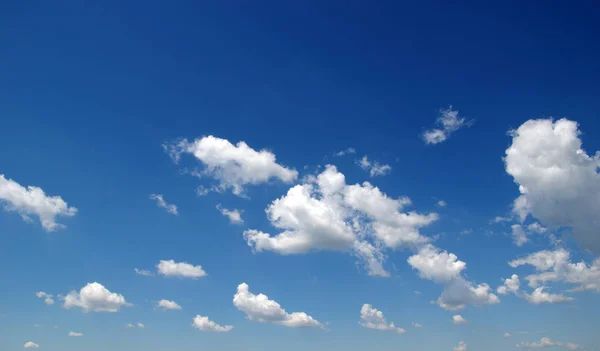 Vita moln bakgrund — Stockfoto