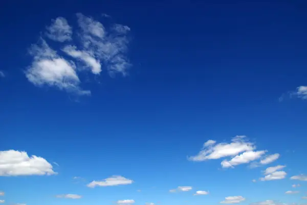 Witte wolken achtergrond — Stockfoto