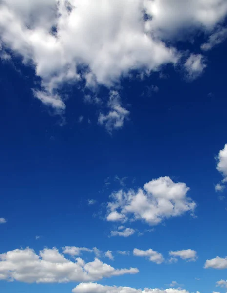 Witte wolken achtergrond — Stockfoto