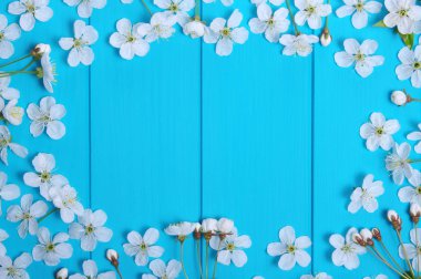  Ahşap üzerine bahar çiçekleri