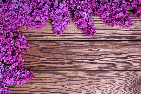 Flores lilás em uma velha madeira — Fotografia de Stock