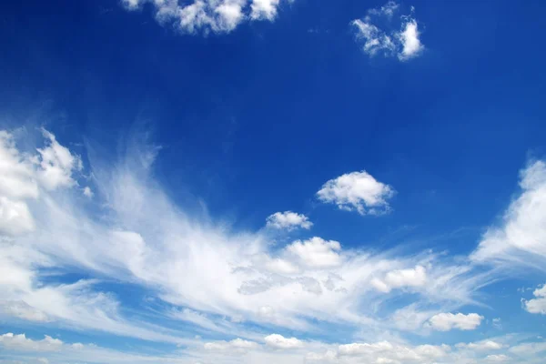 Nuvens brancas fundo — Fotografia de Stock