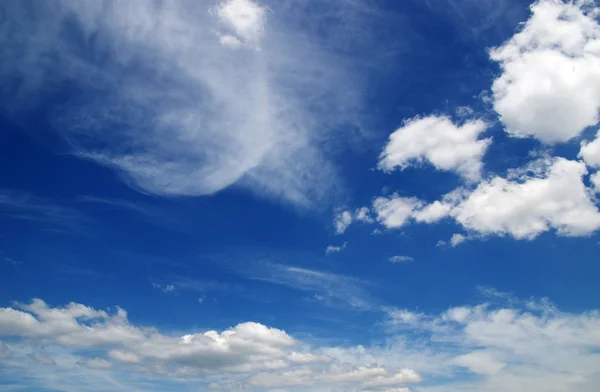 Witte wolken achtergrond — Stockfoto