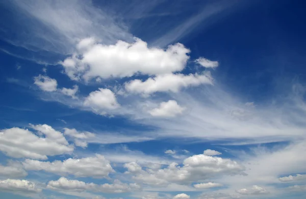 Witte wolken achtergrond — Stockfoto