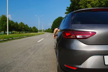 Doğada asfalt yolda araba