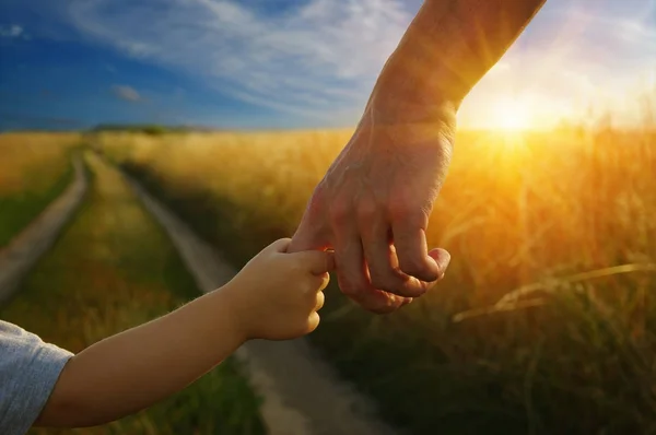 Las manos del padre y del niño pequeño — Foto de Stock