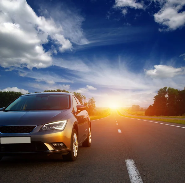 Coche en la carretera. — Foto de Stock