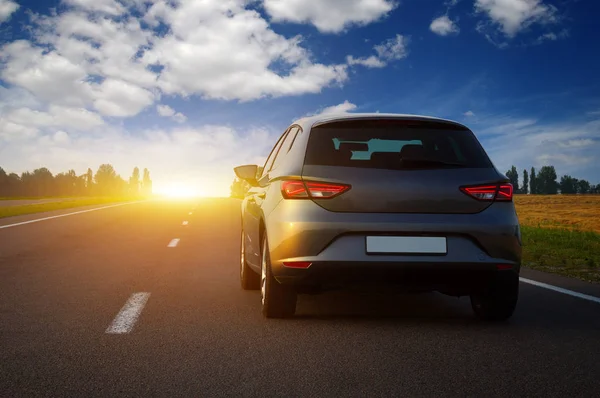 Auto su strada asfaltata — Foto Stock