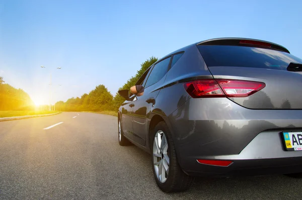 Coche en asfalto carretera — Foto de Stock