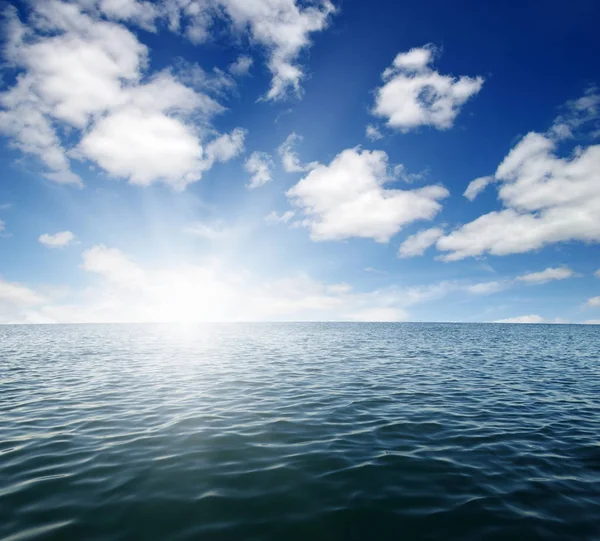 Mar azul y sol — Foto de Stock