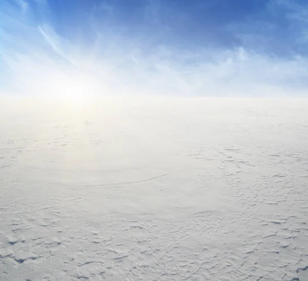Schneebedeckte Felder am blauen Himmel — Stockfoto