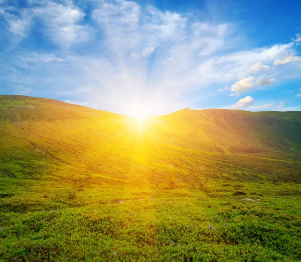 Montaña con el sol — Foto de Stock