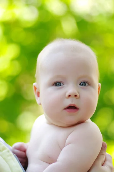 Bebé en verde —  Fotos de Stock