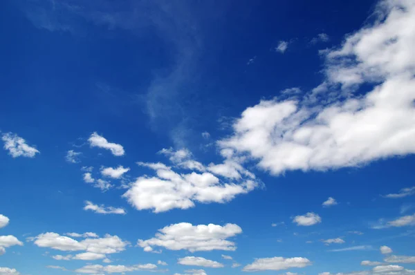 Witte wolken — Stockfoto