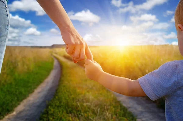 Las manos del padre y del niño pequeño —  Fotos de Stock