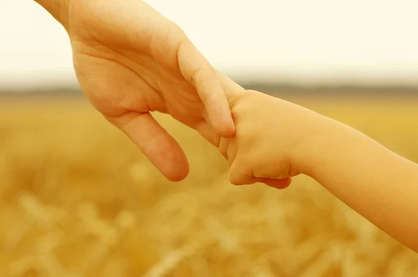 Mains du père et de la fille — Photo