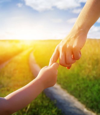  Anne-baba ve litlle çocuğun elleri 